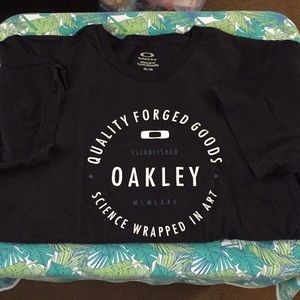 Men’s Oakley shirt
